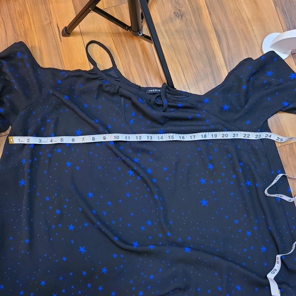 Torrid Cold Shoulder Star Top Black & Blue Size 2 - Picture 3 of 13